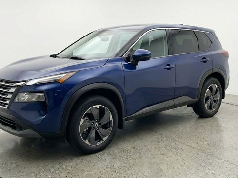 Used 2025 Nissan Rogue SV image 3