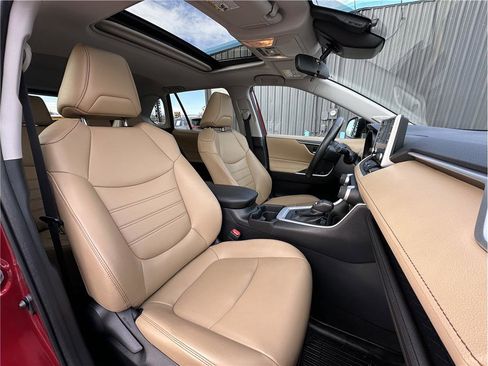 Used 2019 Toyota RAV4 XLE Premium image 4