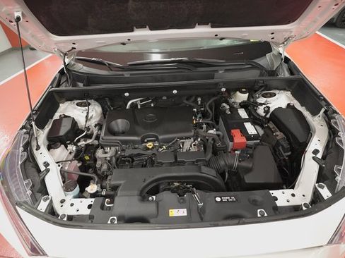 Used 2021 Toyota RAV4 XLE Premium image 8