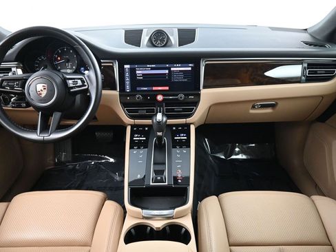 Certified 2024 Porsche Macan image 6