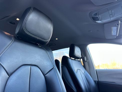 Used 2023 Chrysler Pacifica Touring-L image 17