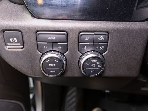 Used 2025 GMC Sierra 1500 SLT AWD/4WD image 29