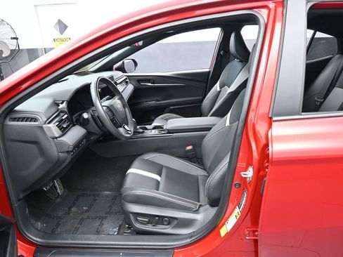 Used 2025 Toyota Camry SE w/ Multimedia Upgrade Package image 11