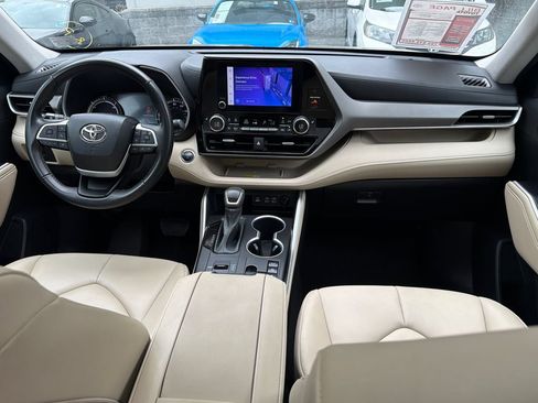 Used 2023 Toyota Highlander XLE AWD/4WD image 17