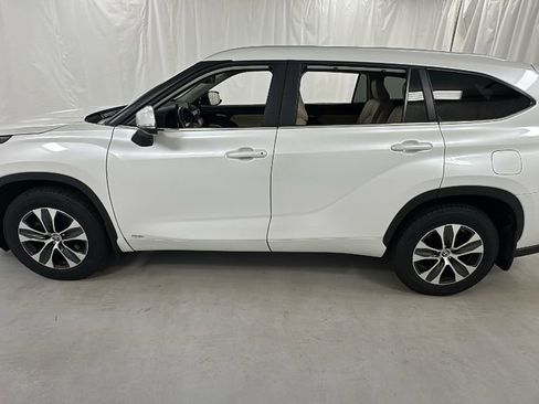 Used 2023 Toyota Highlander XLE image 6