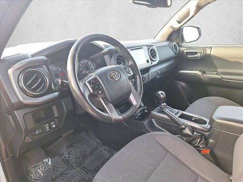 Used 2017 Toyota Tacoma TRD Sport image 8