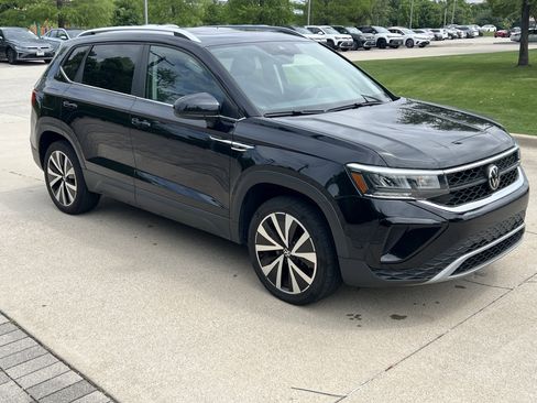 Certified 2023 Volkswagen Taos SE w/ Panoramic Sunroof Package FWD image 2