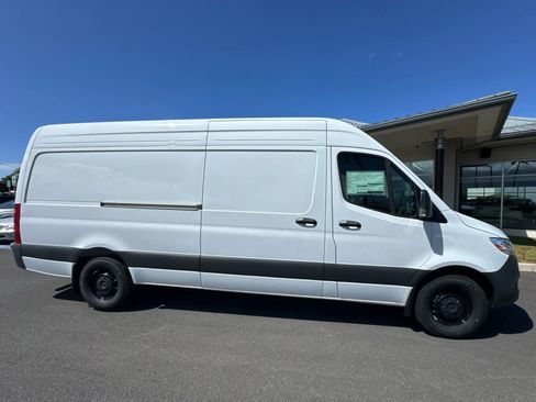 Used 2025 Mercedes-Benz Sprinter 2500 image 3