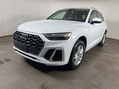 Used 2023 Audi Q5 2.0T Premium w/ Convenience Package image 3