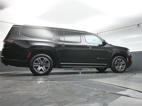 Used 2023 Jeep Wagoneer L Series II image 40