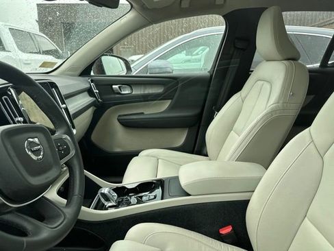 Used 2023 Volvo XC40 B5 Plus w/ Driver Assist Package AWD/4WD image 7