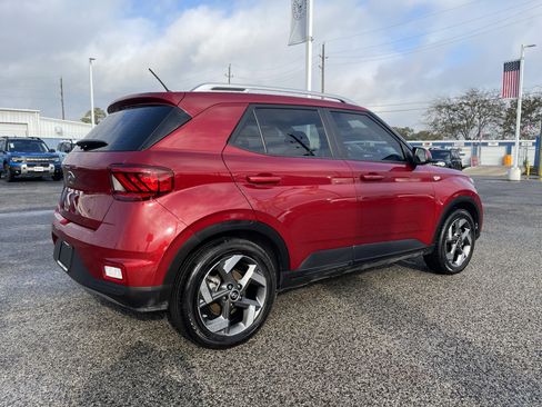 Used 2024 Hyundai Venue Limited image 2