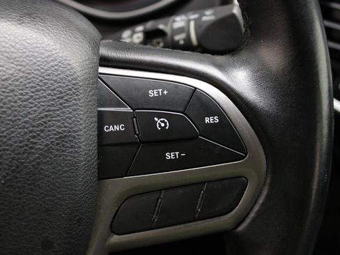 Used 2019 Jeep Cherokee Latitude Plus w/ Comfort/Convenience Group AWD/4WD image 9