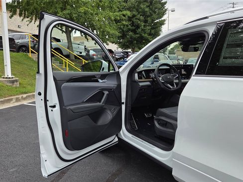 New 2026 Volkswagen Tiguan SEL R-Line AWD/4WD image 11