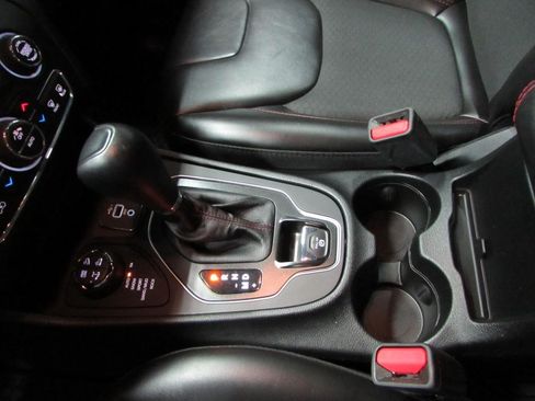 Used 2022 Jeep Cherokee Trailhawk AWD/4WD image 30