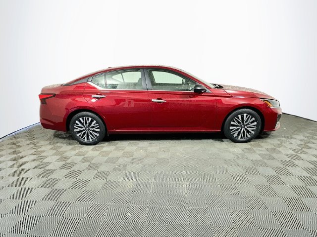 Used 2025 Nissan Altima 2.5 SV FWD image 10