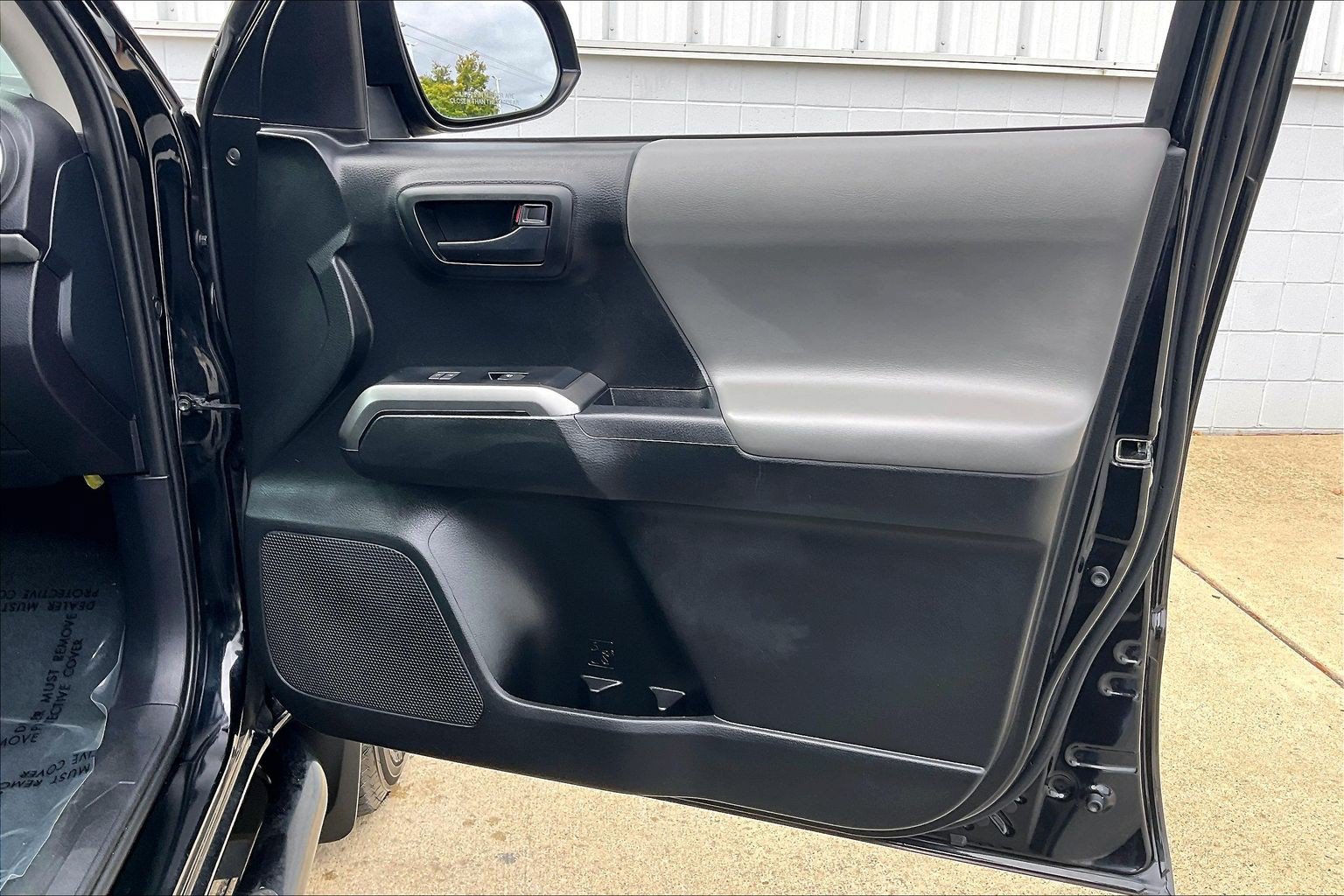 Used 2020 Toyota Tacoma SR5 AWD/4WD image 28