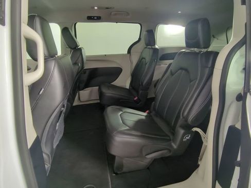 Used 2024 Chrysler Pacifica Touring-L FWD image 21