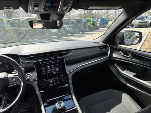 Used 2025 Jeep Grand Cherokee L Laredo w/ Luxury Tech Group I image 32