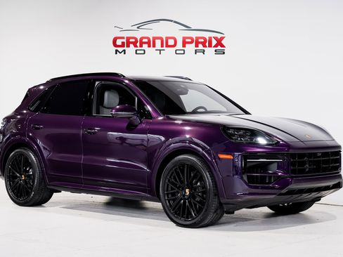 Used 2024 Porsche Cayenne S image 1