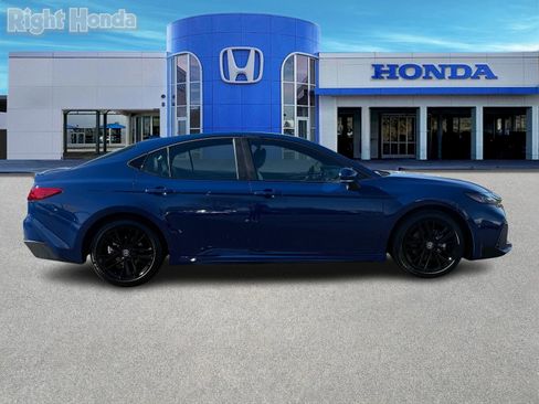 Used 2025 Toyota Camry SE w/ Convenience Package image 9