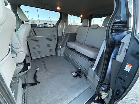 Used 2016 Toyota Sienna XLE Premium image 26