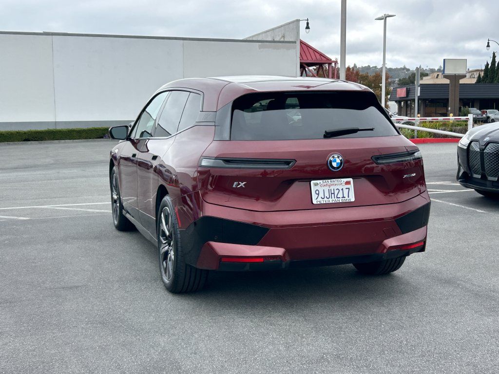 Used 2024 BMW iX xDrive50 w/ Sport Package AWD/4WD image 3