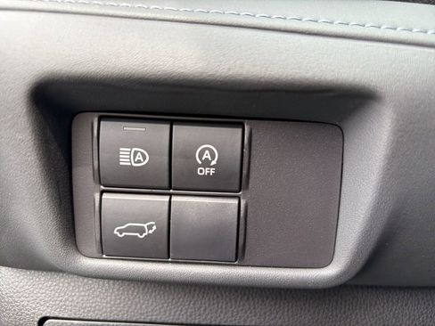 Used 2024 Toyota Highlander LE AWD/4WD image 3