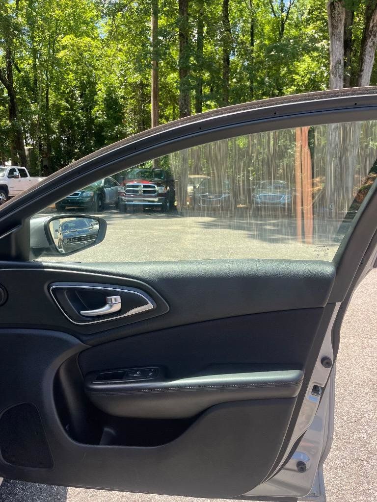 Used 2015 Chrysler 200 Limited FWD image 30