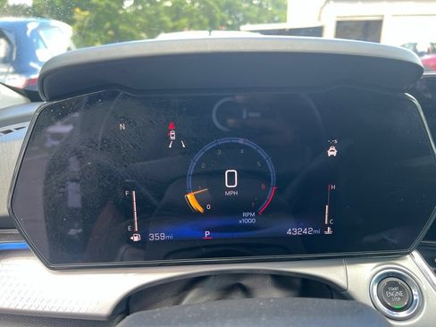 Used 2025 Chevrolet Trax LT w/ LT Convenience Package FWD image 3
