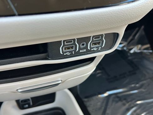 Certified 2024 Chrysler Pacifica Touring-L image 37