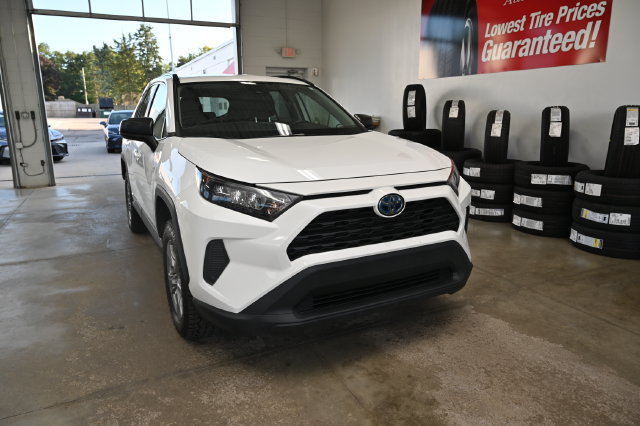 Used 2022 Toyota RAV4 LE AWD/4WD image 3