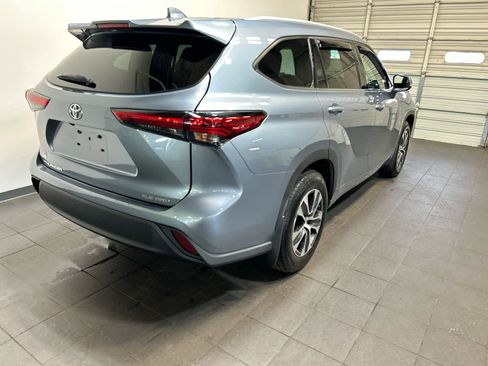 Used 2022 Toyota Highlander XLE AWD/4WD image 3