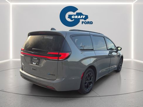 Used 2021 Chrysler Pacifica Touring w/ Uconnect Theater Family Group FWD image 7