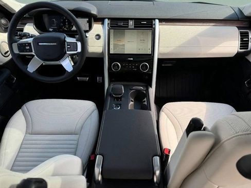 Used 2025 Land Rover Discovery Dynamic SE AWD/4WD image 13