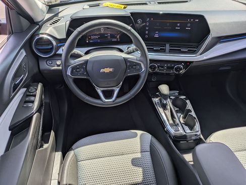 Used 2025 Chevrolet Trax LT w/ LT Convenience Package FWD image 25