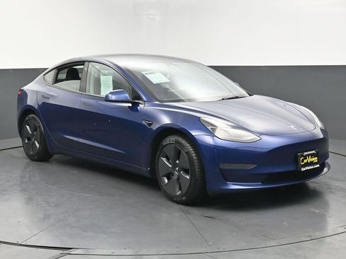 Used 2023 Tesla Model 3 Standard Range image 2