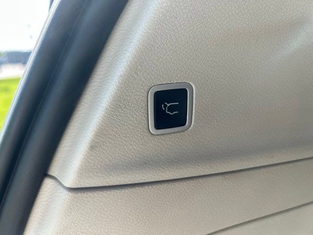 Used 2023 Chrysler Pacifica Touring-L FWD image 47