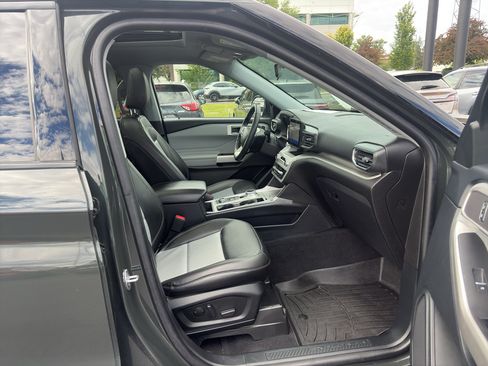 Used 2022 Ford Explorer XLT w/ Equipment Group 202A AWD/4WD image 19