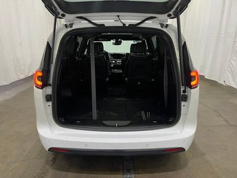 Used 2025 Chrysler Pacifica Limited FWD image 14