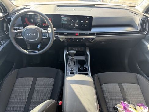Certified 2025 Kia Sorento LX image 11