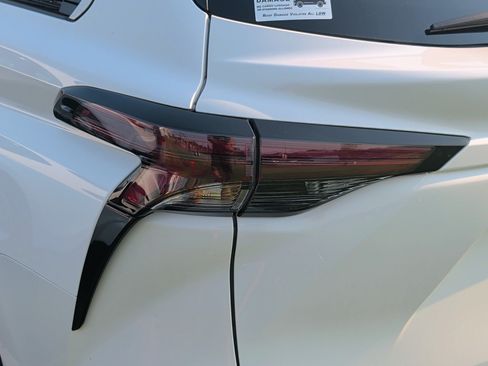 Used 2026 Toyota Sienna LE FWD image 7