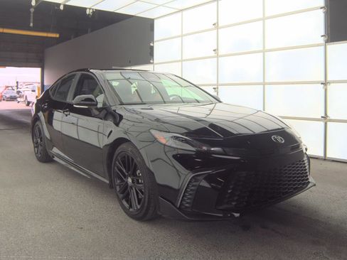 Used 2025 Toyota Camry SE image 4