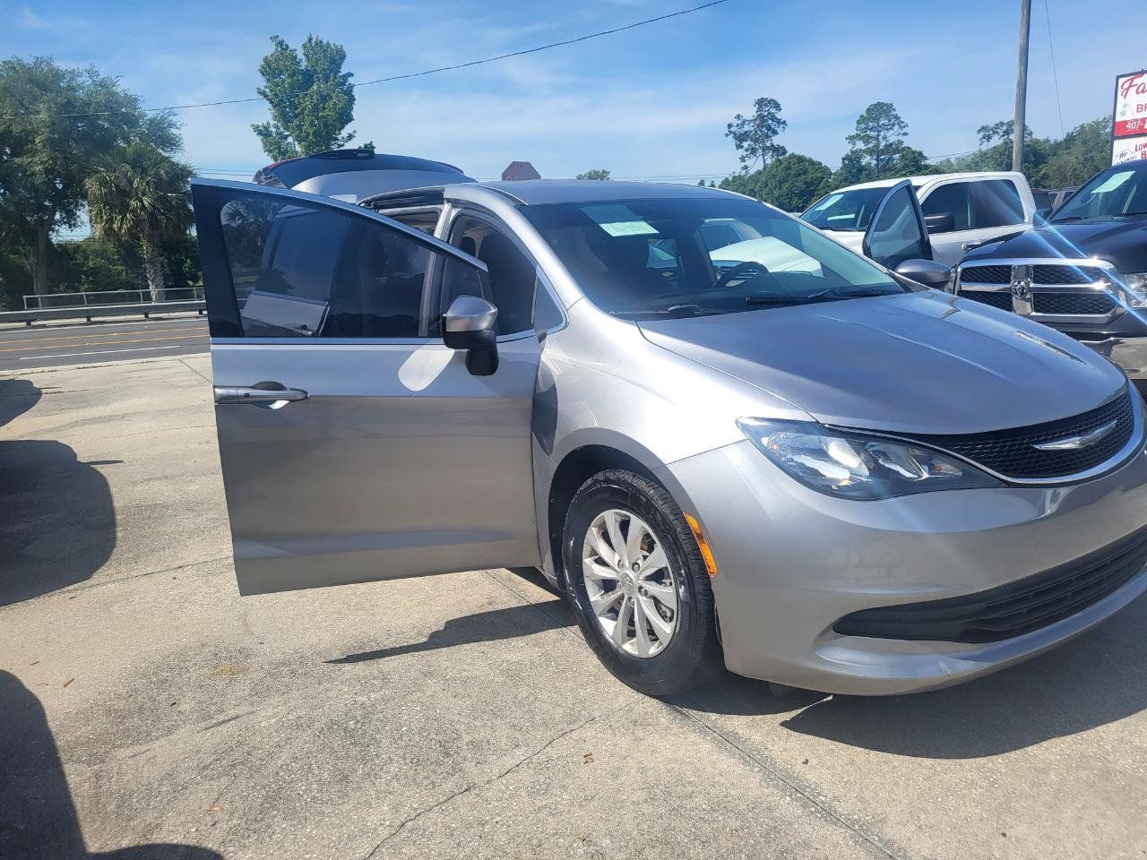 Used 2017 Chrysler Pacifica Touring w/ Tire & Wheel Group FWD image 80