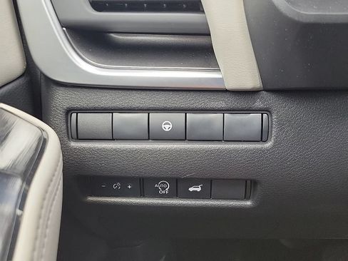 Used 2025 Nissan Rogue SV FWD image 14