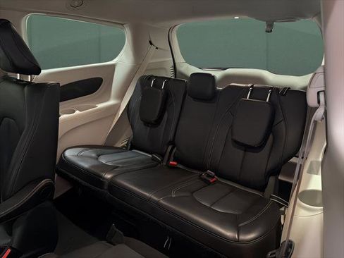 Used 2024 Chrysler Pacifica Select image 15