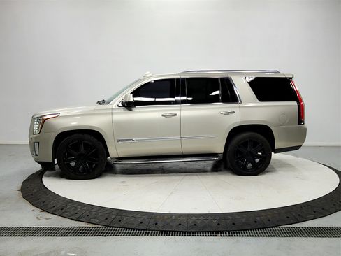 Used 2015 Cadillac Escalade Luxury image 4