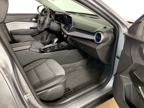 Used 2025 Chevrolet Trax LT image 36