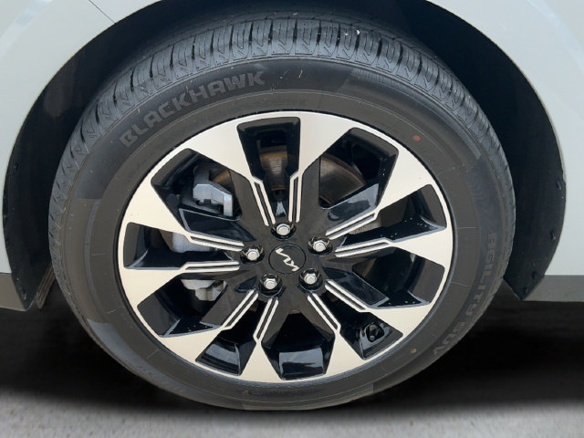 Used 2024 Kia Carnival EX FWD image 9