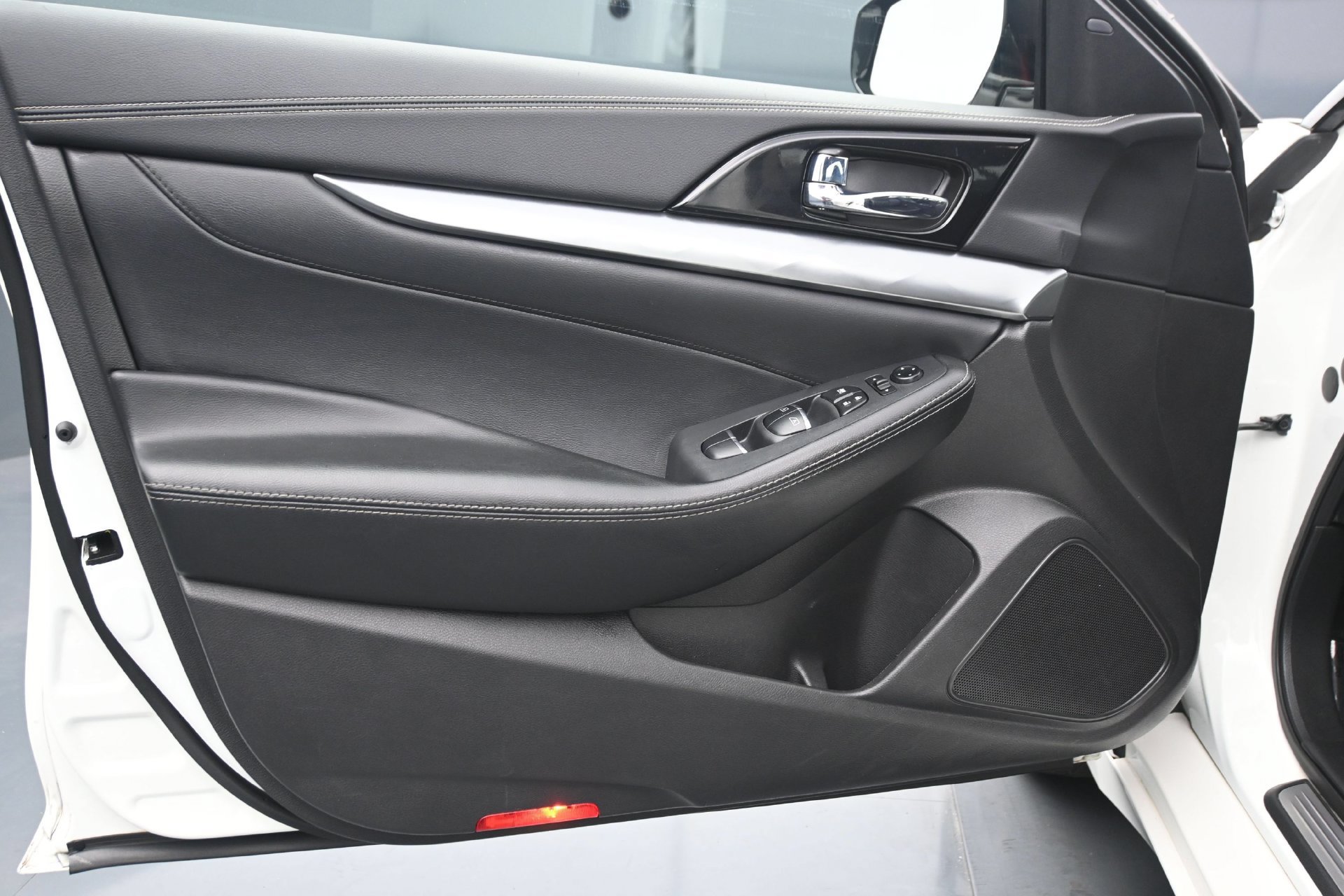 Used 2023 Nissan Maxima SV w/ Floor Mat Group FWD image 16